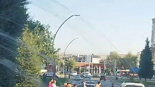 Elazığ'da, Kırmızı Işıkta, Yumruk Yumruğa!