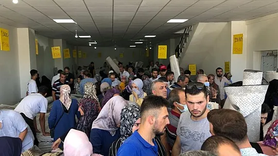 Ucuz halı almak isteyen vatandaşlar birbiriyle yarıştı, kapıda kuyruklar oluştu