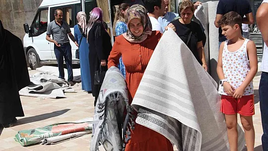 Ucuz halı almak isteyen vatandaşlar birbiriyle yarıştı, kapıda kuyruklar oluştu