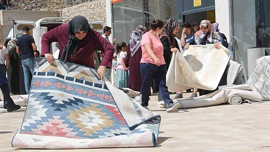 Ucuz halı almak isteyen vatandaşlar birbiriyle yarıştı, kapıda kuyruklar oluştu