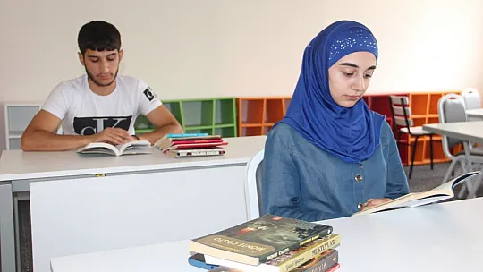 Ukrayna'daki savaştan kurtuldular, öz vatanlarında üniversite kazandılar