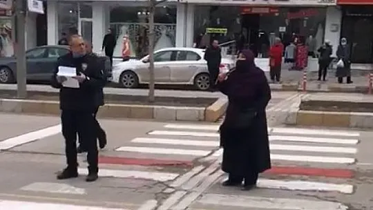 Valilik Önünde Boynuna Bıçağı Dayayan Kadını Polis İkna Etti
