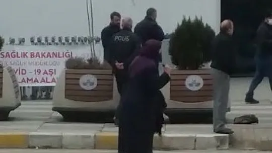 Valilik Önünde Boynuna Bıçağı Dayayan Kadını Polis İkna Etti