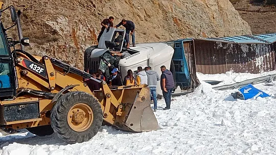 Elazığ'da Virajı Alamayan Tuz Yüklü Tır Devrildi!