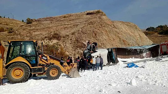 Elazığ'da Virajı Alamayan Tuz Yüklü Tır Devrildi!