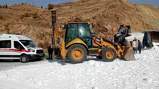Elazığ'da Virajı Alamayan Tuz Yüklü Tır Devrildi!