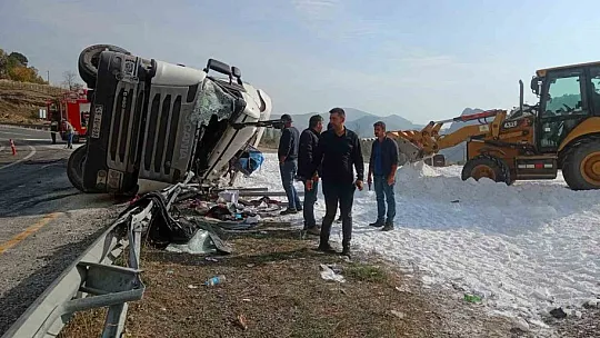 Elazığ'da Virajı Alamayan Tuz Yüklü Tır Devrildi!