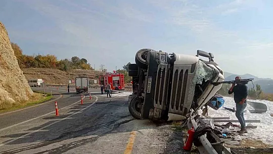 Elazığ'da Virajı Alamayan Tuz Yüklü Tır Devrildi!