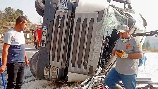 Elazığ'da Virajı Alamayan Tuz Yüklü Tır Devrildi!