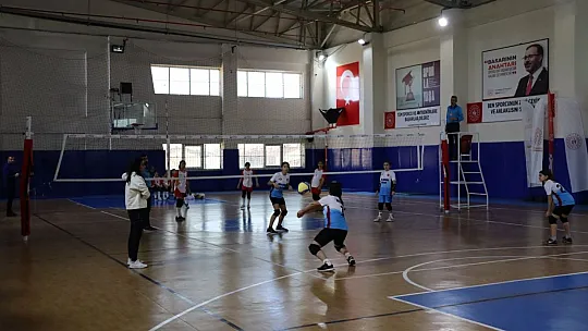 Elazığ'da Küçükler Voleybol İl Şampiyonası Başladı