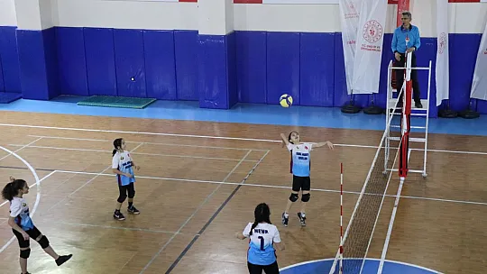 Elazığ'da Küçükler Voleybol İl Şampiyonası Başladı