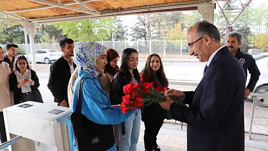 Fırat Üniversitesi Öğrencilerini Davul Ve Klarnetle Karşıladı