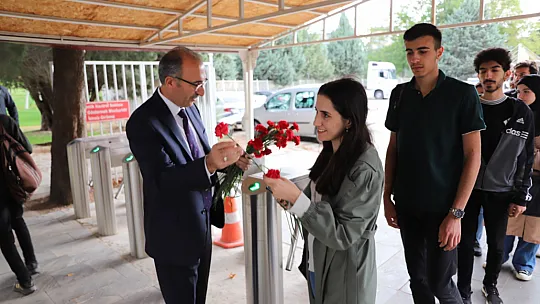 Fırat Üniversitesi Öğrencilerini Davul Ve Klarnetle Karşıladı