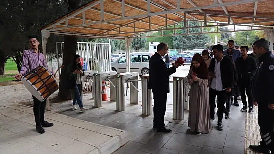 Fırat Üniversitesi Öğrencilerini Davul Ve Klarnetle Karşıladı