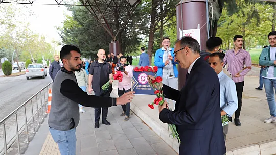 Fırat Üniversitesi Öğrencilerini Davul Ve Klarnetle Karşıladı