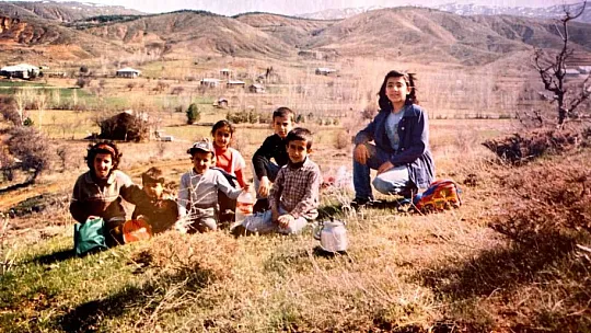 Yer aynı, arkadaşlar aynı, tarih farklı: Elazığ'da 7 çocukluk arkadaşı, 18 yıl sonra aynı yerde buluşup ayını fotoğrafı çektirdi