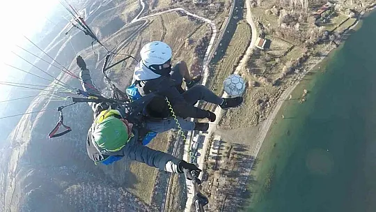 Yerden 350 metre yükseklikte top sektirdi