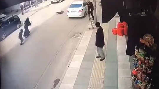 Yolun karşısına geçmek isteyen çocuğa araç çarptı, kaza anı güvenlik kamerasına yansıdı