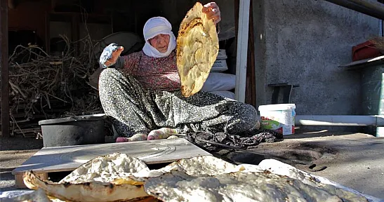 97 yaşındaki Mesude nine, 67 yıldır tandırda ekmek pişirerek geçimini sağlıyor