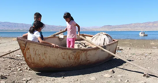 Bir zamanlar tekne turu yapılıyordu, suların çekilmesi ile o köy kuraklığın ortasında kaldı