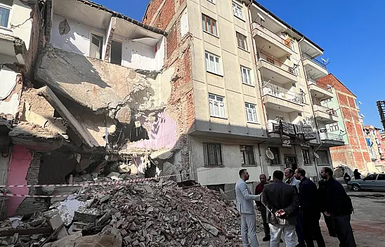 Elazığ'da Binalarının Kolonları Zarar Gören Vatandaşlar Korkudan Evlerine Giremiyor