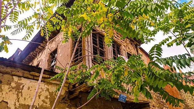 Hüseynik Mahallesi'ndeki tarihi konaklar, sonbaharla birlikte ayrı bir güzelliğe büründü