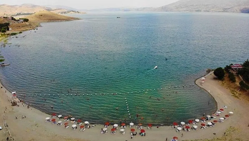 Ege ve Akdeniz sahillerini aratmayan Hazar Gölü, bayram tatilini fırsat bilenlerin akınına uğradı
