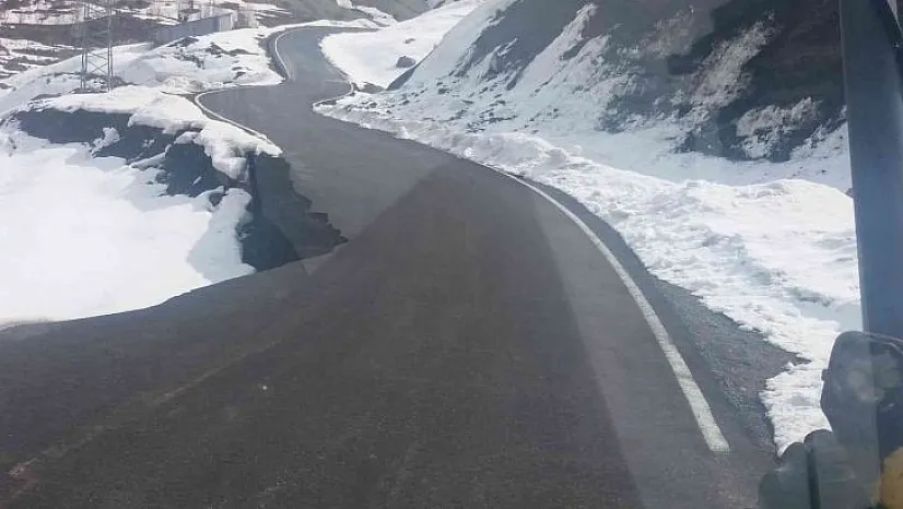 Bingöl'de heyelan yola zarar verdi