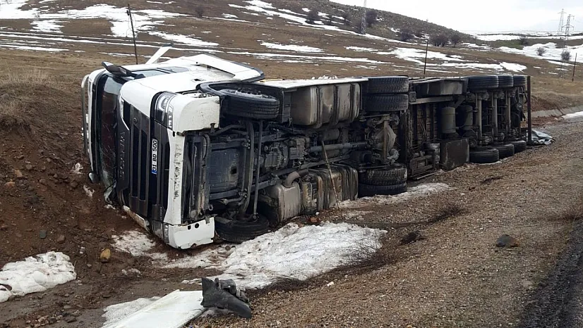 Bingöl'de tır devrildi: 1 yaralı