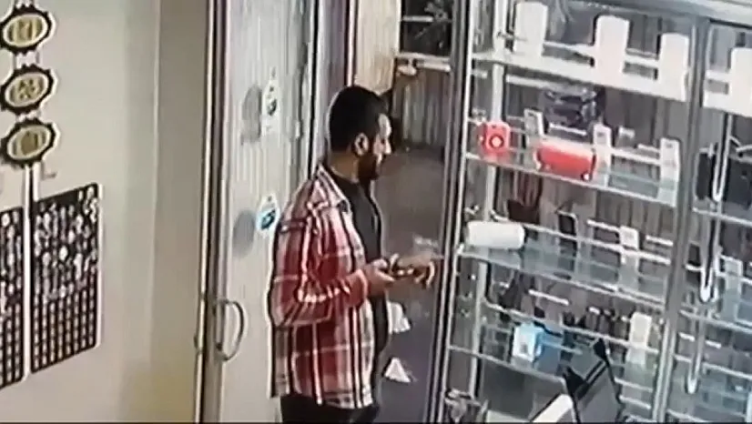 Dükkanda kimsenin olmadığı anlayan hırsız, vitrindeki telefonu çaldı