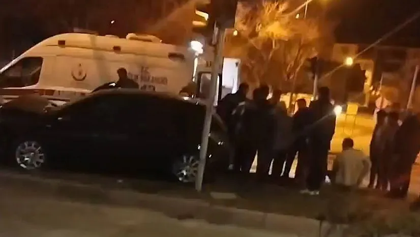 Elazığ'da otomobil refüjde bulunan ağaca çarptı: 1 ağır yaralı