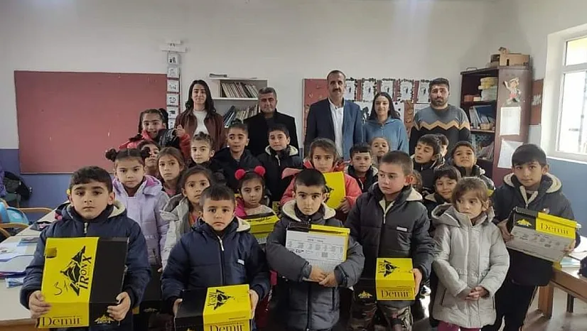 Hayırsever iş adamından öğrencilere giyecek yardımı