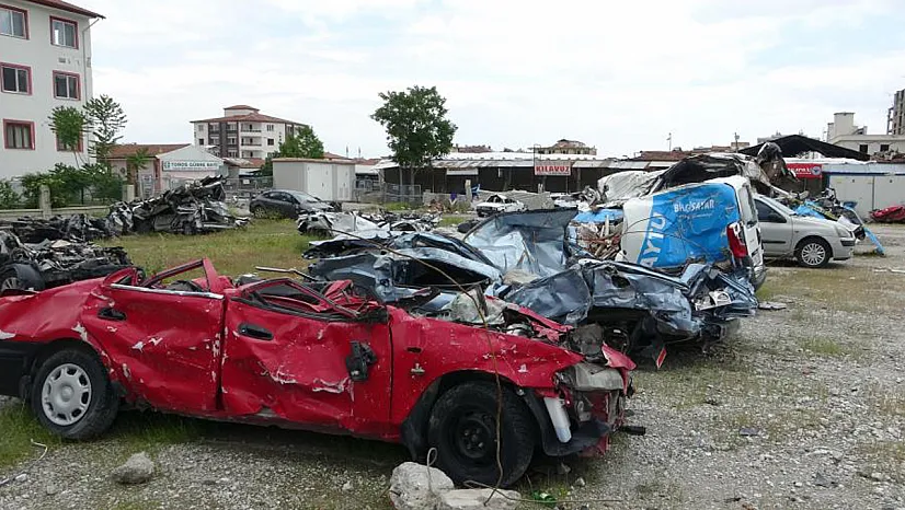 Depremde 200 Milyon TL Değerindeki 245 Araç Hurdaya Döndü