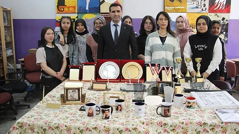 Öğrenciler Hem Okuyup Hem Meslek Öğrenerek Harçlıklarını Çıkarıyor