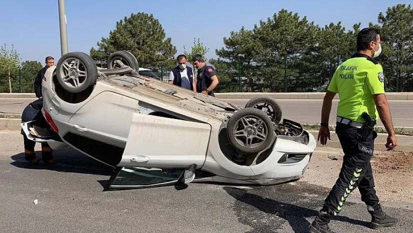 Refüje çarpan otomobil ters döndü:2 yaralı