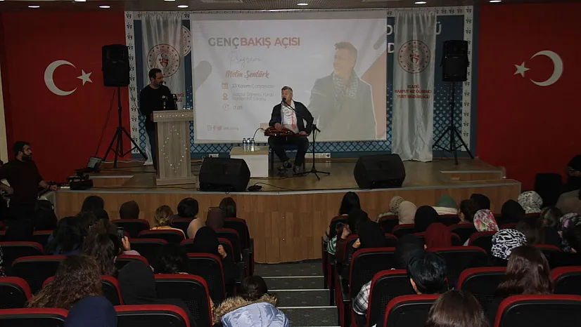 Sanatçı Metin Şentürk, üniversite öğrencilerini hem eğlendirdi hem de hayat tecrübelerini paylaştı