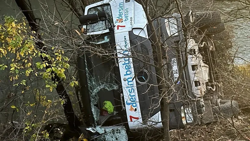 Tunceli'de beton mikseri devrildi