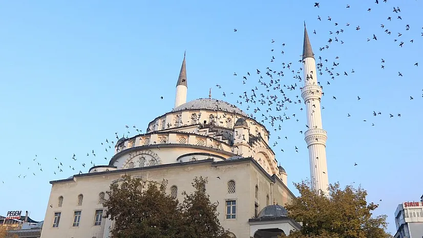Türkiye'nin ilk asansörlü camisi güvercinleri ağırladı
