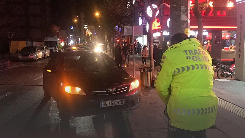 Yolun karşısına geçmek isteyen çocuğa araç çarptı
