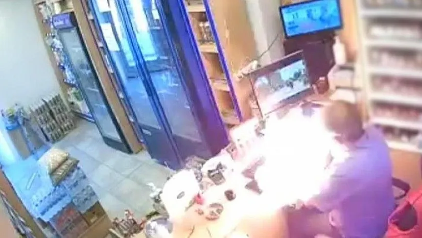 Çakmak gazı elinde alev aldı, neye uğradığını şaşırdı