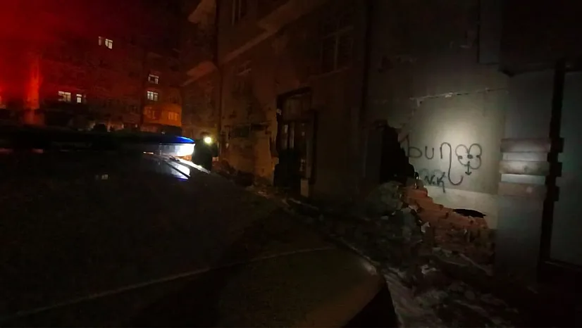 Elazığ'da 9 katlı binanın duvarları yıkıldı