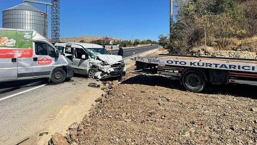 Elazığ'da hafif ticari araç ile minibüs kafa kafaya çarpıştı: 4 yaralı
