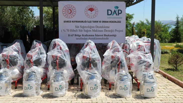 Sivrice'de Üreticilere 32 Adet Süt Sağım Makinesi ve Süt Güğümü Dağıtıldı